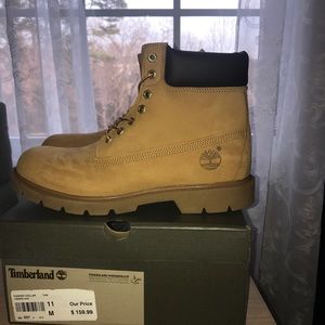 NWT The Classic Timberland Boots, never worn s. 11